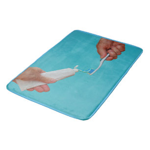 le tube de dentifrice sur le grand tapis de bain p