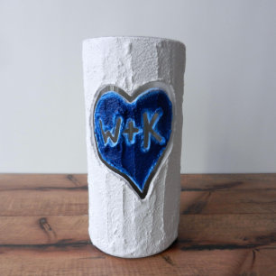Le vase fait main du couple avec le coeur de bleu