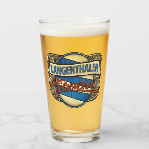 Le véritable plaisir de la bière dans un verre à L