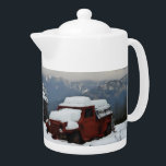Le vieux camion rouge<br><div class="desc">Une scène hivernale rurale avec un vieux camion rouge délabré et couvert de neige assis près d'un cabine délabré près de Sandpoint,  pièce d'identité.</div>