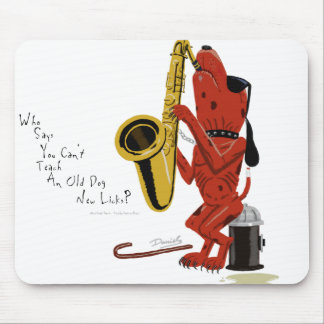 Le vieux chien, nouveau lèche le tapis de souris