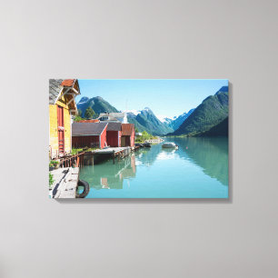 Le village et un fjord dans la toile de la Norvège