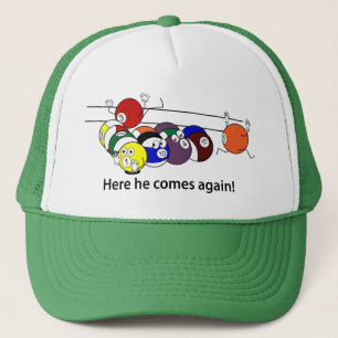 Le voici qui vient des casquettes