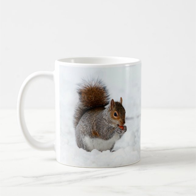 L'écureuil dans la neige mange une Mug de Berry Ro (Gauche)