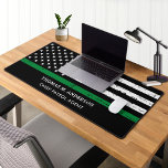 Légère ligne verte Officier militaire personnalisé<br><div class="desc">Ligne verte mince Drapeau américain Mat de bureau militaire - Etats-Unis Drapeau américain design en couleurs de drapeau militaire.. Parfait pour tous les militaires, l'armée, la protection de la frontière, la patrouille frontalière, l'agent de conservation, le garde du parc, le garde du gibier, l'application de la loi fédérale. Personnalisez ce...</div>