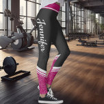 Leggings Bandes blanches florales noires et roses et nom<br><div class="desc">Ces jambières d'entraînement noir moderne présentent un design floral blanc élégant et délicat sur un arrière - plan magenta foncé sur les chevilles et les veaux et une bande fuchsia sur la ceinture. Facile à personnaliser en ajoutant votre nom sur les deux côtés sur une police blanche de calligraphie.</div>