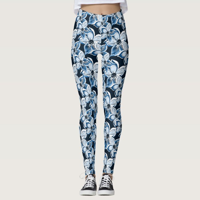 Leggings Bleu, fleurs blanches sur un arrière - plan noir. (Devant)