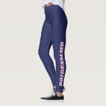 Leggings Bridesmaid Brid'équipe Bachelorette Party Bleu<br><div class="desc">Conçus pour le plaisir avant le mariage ultime, ces leggings bleu marine sont dotés de lettres "BRIDESMAID" en gras et en rose doux le long de la jambe. Que vous soyez prêt, que vous fassiez des courses, ou que vous vous allongiez à la fête de la mariée, ces leggings offrent...</div>