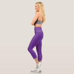 Leggings Capri arrière - plan violet avec bordure blanche<br><div class="desc">Le design est un grand carré bleu,  qui semble être un ciel clair et lumineux. La couleur du ciel est d'un bleu profond,  ce qui lui donne un aspect vibrant et vivant.</div>