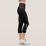 Leggings Capri Bal de tennis et raquette mignonne Feminine<br><div class="desc">Cute et élégante leggings hachés à thème de tennis avec "tennis" dans une police de caractères féminine et girly tenant une raquette de tennis et la conception d'icône de balle,  un cadeau parfait pour le joueur de tennis,  entraîneur,  conseiller de camp ou costume d'équipe.</div>