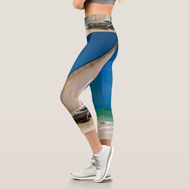 Leggings Capri Bateau de pêche traditionnel sur la plage (Gauche)