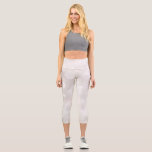 Leggings Capri Bokeh Girl blanche moderne<br><div class="desc">Un féminin féminin cool et girly Design Abstrait de bokeh effet capri design de bokeh. Parfait pour être tendance et girly sur votre cours de yoga ou dans n'importe quel sport !</div>