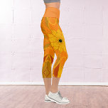 Leggings Capri Carton Mandala Fleur orange jaune et rouge<br><div class="desc">Cette fleur de mandala funky est orangée,  jaune et rouge dans un style de dessin animé. Des visuels géométriques trippy pour l'hippie moderne ou amoureux de couleurs vibrantes!</div>
