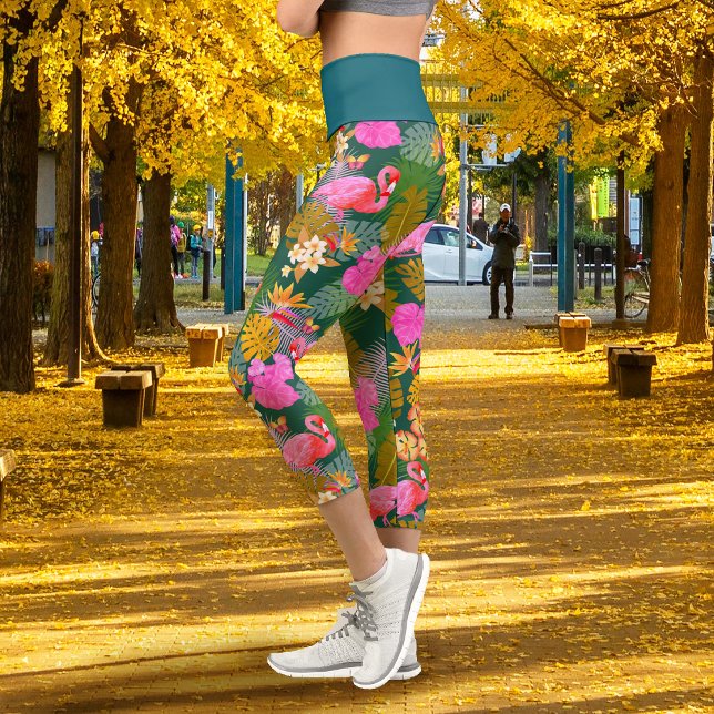 Leggings Capri Chasseur de flamants tropicaux vert (Tropical Flamingo Hunter Green Capri Leggings)