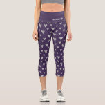 Leggings Capri Chic Purple Silver Heart Motif Nom personnalisé<br><div class="desc">Ce design moderne présente un arrière - plan violet avec un motif de coeur argenté personnalisé avec votre nom en éditant le texte dans la zone de texte fournie #leggings #vêtements #cadeaux #fitness #sports #fitnessvêtements #fitnessvêtements #mode #mode #style #tendance #tendance #coeur #personnalisation #cadeaux #personnalisées</div>