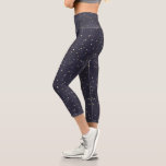 Leggings Capri ciel nocturne et étoiles dorées<br><div class="desc">motif moderne sans couture d'étoiles d'or faux feuille avec deux arrière - plans de votre choix rose pâle ou bleu marine</div>