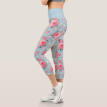 Leggings Capri Cottage Roses roses sur Arrière - plan bleu<br><div class="desc">Elégant et romantique motif floral transparent avec des roses pastel de style cottage rose avec des fleurs sauvages blancs et roses sur arrière - plan bleu ciel clair. La couleur du bracelet est personnalisable.</div>