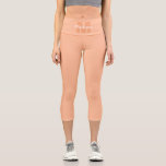 Leggings Capri Couleur de pêche de 2024 avec nom Monogramme perso<br><div class="desc">Couleur pêche tendance de 2024 avec nom Monogram. Créez un cadeau unique et personnalisé avec une touche personnalisée ! Sélectionnez un jeu de polices et de couleurs qui convient à votre style,  arrangez tout de manière visuellement attrayante à l'aide de l'outil d'édition.</div>