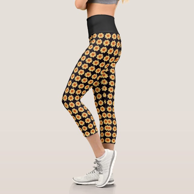 Leggings Capri Dahlia jaune motif floral sur noir (Gauche)