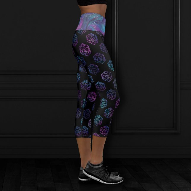 Leggings Capri Dés RPG | Nebula Imaginaire Retro Tabletop PnP Gam (Créateur téléchargé)