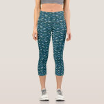 Leggings Capri Dinosaures Turquoise Motif vert<br><div class="desc">Un motif amusant de dinosaures bleus, Tyrannosaurus rex, Spinosaurus, Stegosaurus, Diplodocus et Tricératops sur un arrière - plan turquoise profond. Parfait pour les paléontologues et les conservateurs de musée. Art original de Nic Squirrell.</div>
