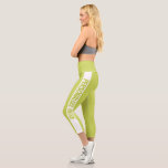 Leggings Capri Écrasage vert personnalisé<br><div class="desc">Ajoutez votre propre texte à ces légumineuses vert et blanc faciles à personnaliser les capris de Ricaso</div>