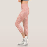 Leggings Capri Elegant Chic Floral Damask-Peach<br><div class="desc">Elégant design damassé floral d'inspiration vintage avec des fleurs de pêche chic monochromes pastel clair-sur-foncé,  des rouleaux feuillus et des écharpes de rubans délicats en dentelle. Ce motif est transparent et peut être mis à niveau vers le haut ou vers le bas. La couleur du bracelet est personnalisable.</div>
