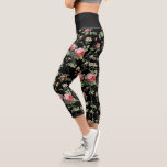 Leggings Capri Élégant Chic Rose rose Vintage Floral<br><div class="desc">Elégant et chic motif floral d'inspiration vintage,  avec roses roses roses,  vignes vertes,  feuillage,  fleurs et oeillets blancs. La couleur Arrière - plan est personnalisable (noir utilisé dans l'aperçu).</div>
