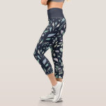 Leggings Capri élégant feuillage bleu hiver<br><div class="desc">élégant feuillage bleu hiver sans couture motif pour une jolie paire de jambières capri</div>