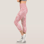 Leggings Capri Élégant Romantique Chic Floral Damask-Pastel rose<br><div class="desc">Elégant design damassé floral d'inspiration vintage,  avec des fleurs rose pastel clair-sur-foncé chic monochromes,  des rouleaux feutrés et des écharpes de rubans délicats en dentelle. Ce motif est transparent et peut être mis à niveau vers le haut ou vers le bas. Vous pouvez customiser la couleur du bracelet.</div>