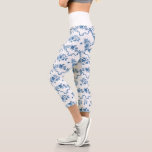 Leggings Capri Élégant Roses et rubans bleus gravés Vintages<br><div class="desc">Elégant et romantique bleu gravé roses vintages,  fleurs,  vignes,  feuilles et papillons avec des rubans et arcs entrelacés sur un arrière - plan blanc. La couleur du bracelet est personnalisable.</div>