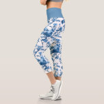 Leggings Capri Élégant Vintage bleu Rose floral chic<br><div class="desc">Elégant et chic motif floral vintage d'inspiration douce avec roses bleus toniques,  vignes,  feuillage et oeillets sur arrière - plan blanc. La couleur du bracelet est personnalisable.</div>