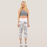 Leggings Capri Élégant Vintage Français gravé Floral Gris-Toile<br><div class="desc">Elégant et orné gris et blanc vintage toile de jouy motif avec fleurs exotiques, vignes et feuillage entrelacés de guirlandes et paniers de roses. Ce motif a été adapté d'un fragment textile français historique vers 1910 dans la collection Smithsonian. Motif est haute résolution mais ne peut pas être carrelé. La...</div>