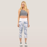 Leggings Capri Élégant Vintage Français gravé Floral Toile-Blue<br><div class="desc">Elégant et orné vintage bleu et blanc toile de jouy motif avec fleurs exotiques, vignes et feuillage entrelacés de guirlandes et paniers de roses. Ce motif a été adapté d'un fragment textile français historique vers 1910 dans la collection Smithsonian. Motif est haute résolution mais ne peut pas être carrelé. La...</div>