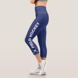 Leggings Capri Équipe de hockey sur gazon Texte personnalisé, nom<br><div class="desc">Sortez sur le terrain avec ces jambes super confortables de capri avec des bâtons de hockey sur gazon et une balle et votre texte personnalisé - nom de l'équipe, nom du joueur, etc, ou laissez le "HOCKEY SUR LE TERRAIN" tous contre un arrière - plan bleu marine. Modifiez facilement la...</div>
