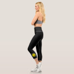 Leggings Capri Équipe du club de joueurs de basket-ball Personnal<br><div class="desc">Tee de Pickleball Cute ou Leggings Club Capri avec une icône de pagaie et de boule de cornichon noir et jaune et texte personnalisé dans un cercle autour du logo. Un sac sport serviette à main est parfait pour porter à votre entraînement, tournoi ou jeux d'échelle. Ces leggings confortables et...</div>