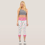 Leggings Capri Feuille tropical flamand rose coloré toucan<br><div class="desc">Ces légendes présentent une belle empreinte tropicale avec de mignons flamants roses,  des feuilles verts,  des tranches de citron et de pastèque,  et des toucans colorés sur un arrière - plan blanc clair.</div>