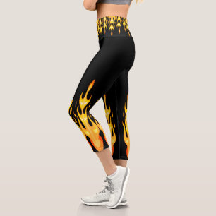 Leggings Capri Flammes de feu jaunes orange modernes sur fond noi
