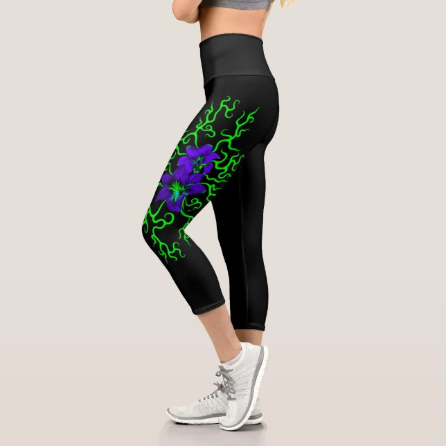 Leggings Capri Fleur Lily violette sur noir (Gauche)