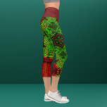 Leggings Capri Fleur Mandala de tissage rouge et vert<br><div class="desc">Ce mandala funky présente un rouge et un vert festifs dans un style de vannerie. Des visuels psychédéliques pour l'hippie moderne ou toute personne qui aime les couleurs super.</div>