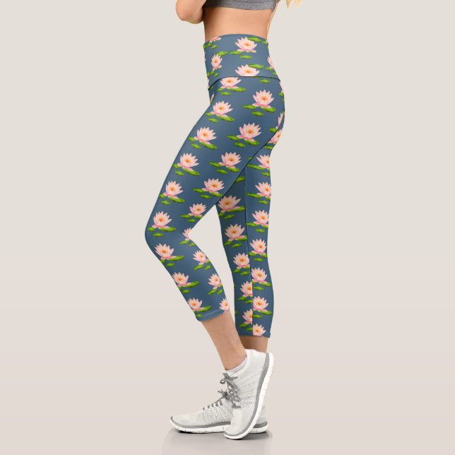 Leggings Capri Fleurs de lotus roses et coussinets de lys sur Yog (Gauche)