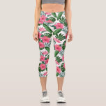 Leggings Capri Flore tropicale recouverte d'Hibiscus rose<br><div class="desc">Super mignon,  haut de gamme,  confortable,  haut de taille,  leggings capri avec un motif de fleurs d'hibiscus roses tropicales et de fougères vertes. Ajouter du texte personnalisé,  du monogramme,  etc. pour personnaliser. Idéal pour faire du sport ou simplement sortir.</div>