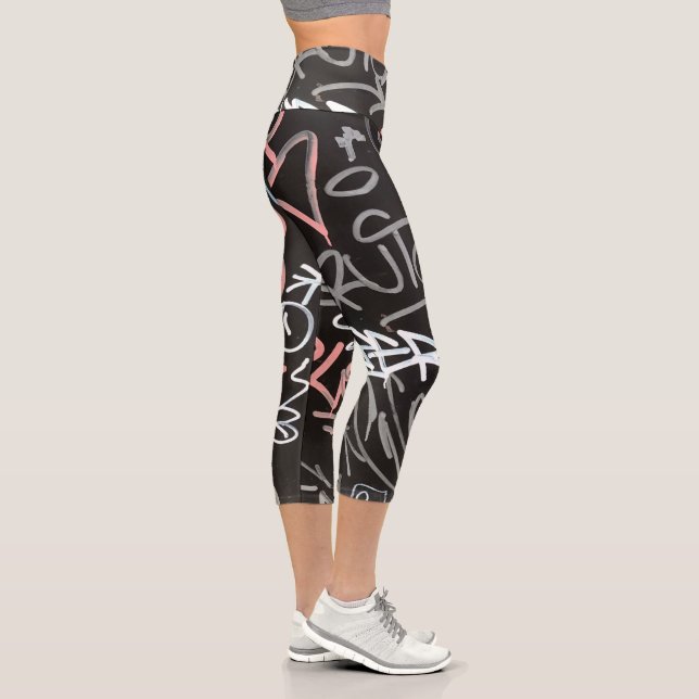 Leggings Capri Graffiti urbain rose, gris et noir (Droite)