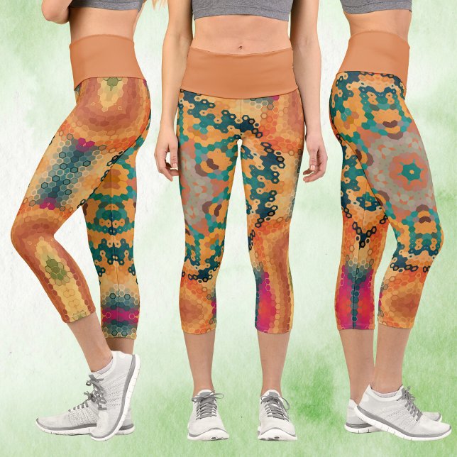 Leggings Capri Hex Mandala orange et bleu (Orange and Blue Hexagon Mandala Capri Leggings by Wormhole Orbital)