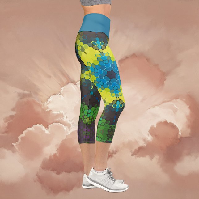Leggings Capri Hex Mandala vert jaune et bleu (Green and Blue Hexagon Mandala Capri Leggings By Wormhole Orbital)