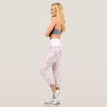 Leggings Capri Imaginaire Floral vintage gravé rose-toile<br><div class="desc">Elégant motif de toile rose sur blanc du XIXe siècle,  vintage et adapté d'un dessin français de la collection Smithsonian,  avec fleurs d'imaginaires,  feuilles et vignes,  guerrier indigène et personnages humains cupides. La couleur du bracelet est personnalisable.</div>