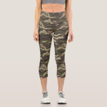 Leggings Capri Impression Camo, Motif de camouflage Brown vert pe<br><div class="desc">Des jambières capri haut de gamme,  confortables et de haute taille,  avec un motif Camo marron et vert.  Ajouter du texte personnalisé,  du monogramme,  etc. pour personnaliser. Idéal pour faire du sport,  sortir ou sortir en ville.</div>