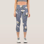 Leggings Capri Jolie marguerite florale En vichy vérifier Motif p<br><div class="desc">Super mignon,  haut de gamme,  confortable,  haut de taille,  leggings capri avec un motif de jolies marguerites blanches dressées contre un arrière - plan de contrôle en vichy bleu et blanc.  Ajouter du texte personnalisé,  du monogramme,  etc. pour personnaliser. Idéal pour faire du sport ou simplement sortir.</div>