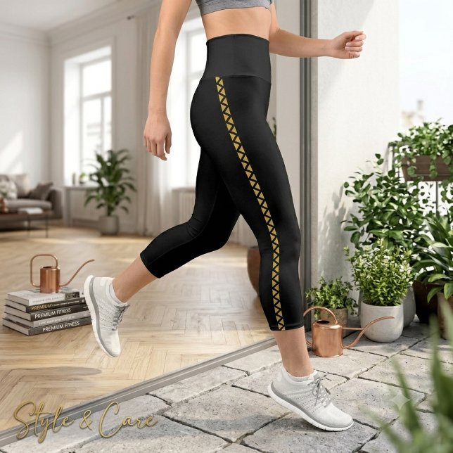 Leggings Capri Legging capri noir avec rayure latérale dorée auda (Black Capri Leggings with Bold Gold Side Stripe)