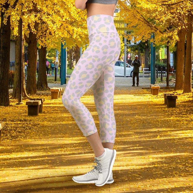 Leggings Capri Léopard Rose Pâle Gris Jaune (Leopard Pastel Pink Grey Yellow Capri Leggings)